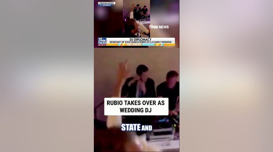 Rubio TAKES OVER as wedding DJ
