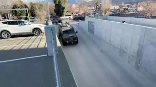 Los vehículos que transportan a Tyler Robinson llegan al Utah