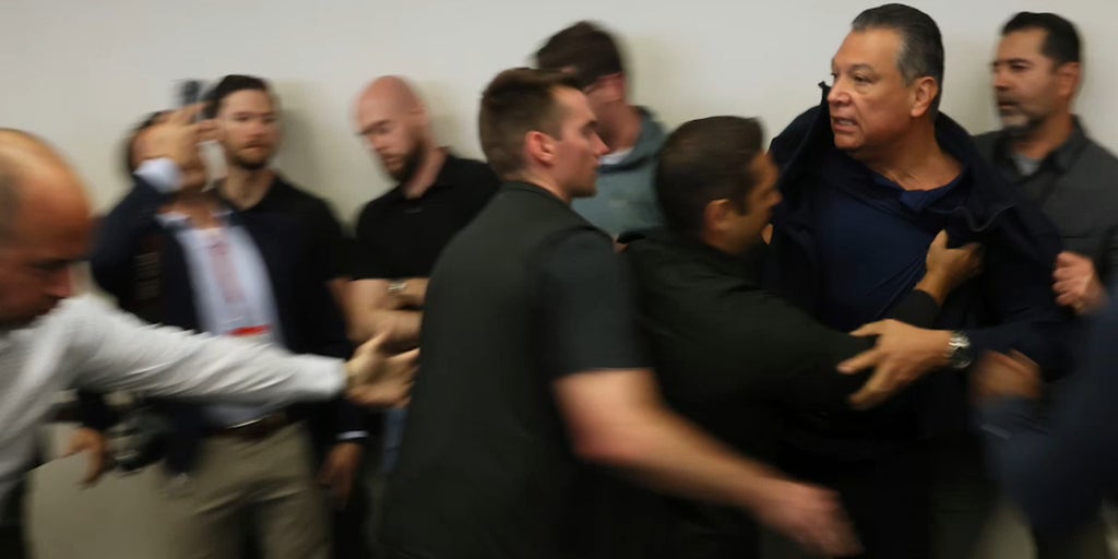 Escrache demócrata durante disturbios en L.A.