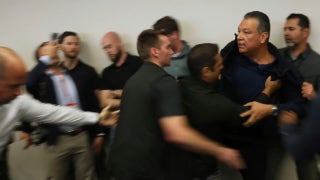 Escrache demócrata durante disturbios en L.A. - Fox News