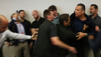 Escrache demócrata durante disturbios en L.A.