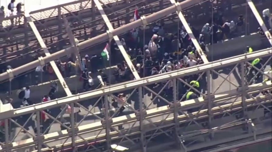 Anti-Israel agitators storm Brooklyn Bridge, blocking traffic