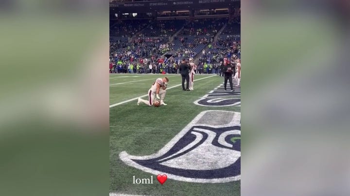 Olivia Culpo shares video of 49ers star appearing to pray on before a Thanksgiving Day game