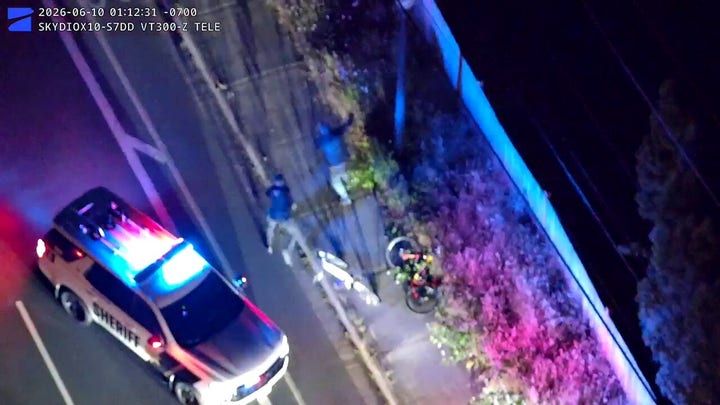 Unas imágenes aéreas muestran al sospechoso huyendo de un agente durante una operación encubierta con una moto trampa en Oregón