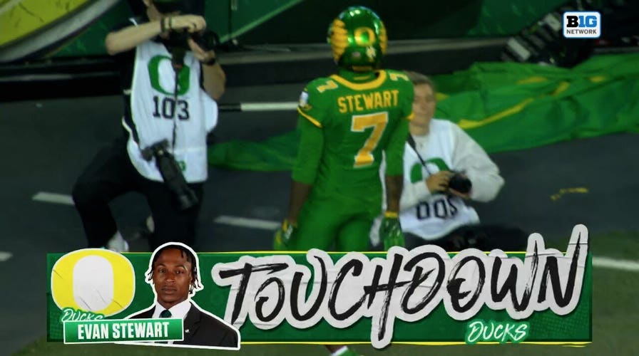 Dante Moore finds Evan Stewart for 39-yard TD to extend Oregon's lead over Portland State