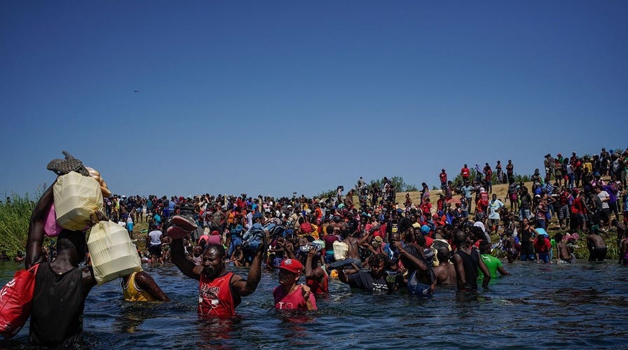 Migrant caravan chants 'yes we can' en route to US border