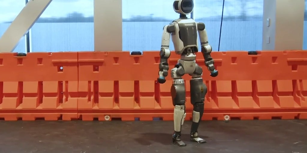 'CyberGuy': Humanoid robot breakdances into history