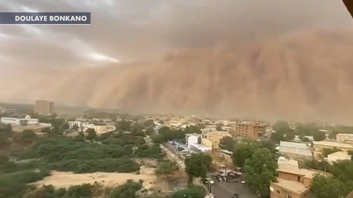 Massive dust storm sweeps towards Niger's capital city