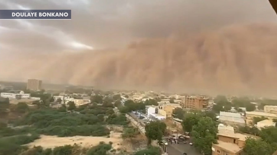 Massive dust storm sweeps towards Niger's capital city
