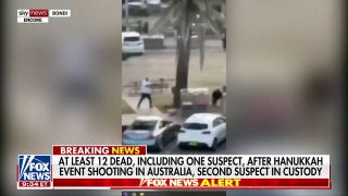 Un transeúnte parece desarmar al presunto autor del atentado terrorista en Australia.