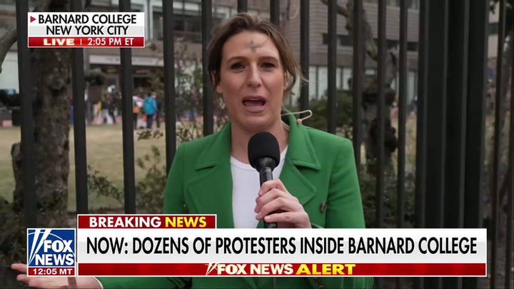 Decenas de manifestantes se reúnen para una protesta propalestina en el Barnard College
