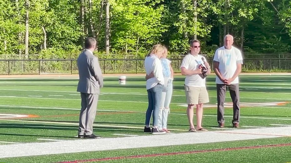 Jugador de lacrosse de escuela secundaria de Connecticut es recordado en muestra de unidad entre equipos opuestos