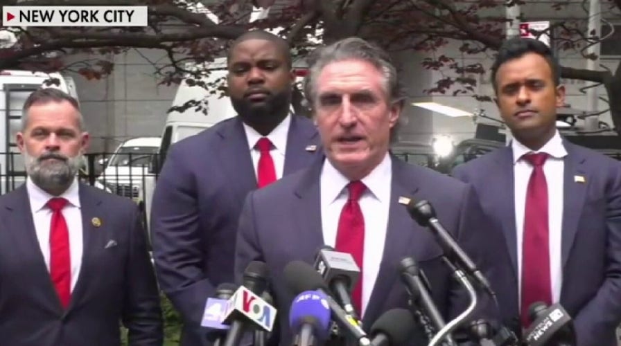 Trump running-mate contenders rally at New York trial