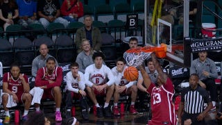 Mohamed Wague dishes it to Tae Davis with slip bounce pass, extending Oklahoma's lead over Colorado