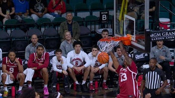 Mohamed Wague dishes it to Tae Davis with slip bounce pass, extending Oklahoma's lead over Colorado 
