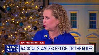 Debbie Wasserman Schultz sugiere que Trump es una amenaza mayor que el islam radical.