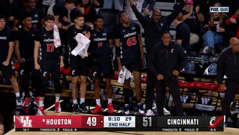 Day Day Thomas finds Baba Miller for a TOUGH alley-oop dunk, Cincinnati takes lead over No. 8 Houston