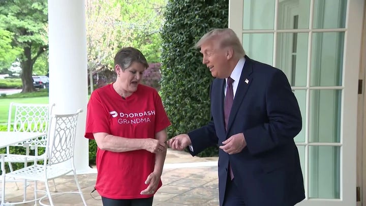 El presidente Trump se pide comida de McDonald's a domicilio en el Despacho Oval