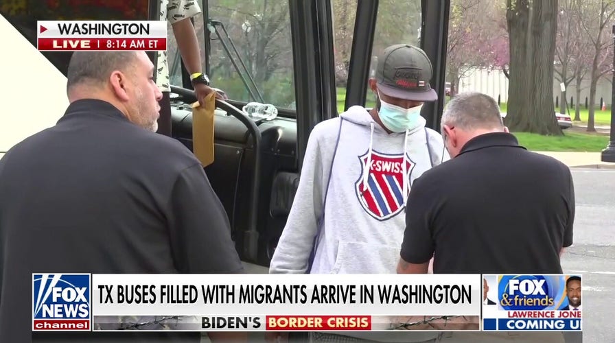 Buses of migrants begin arriving in DC