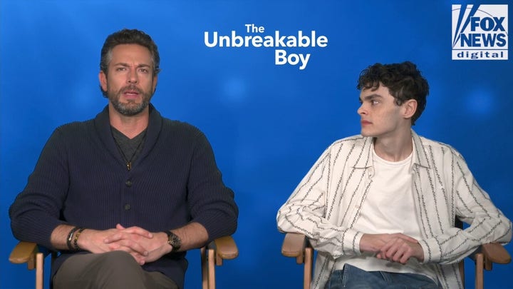 Zachary Levi supera situaciones difíciles rezando y apoyándose en su familia y amigos