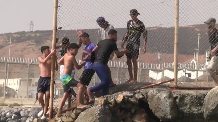 Los migrantes de Marruecos cruzan en masa la frontera hacia España