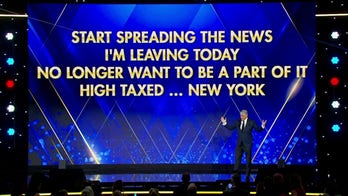 Sean Hannity leads a 'New York, New York' sing-a-long