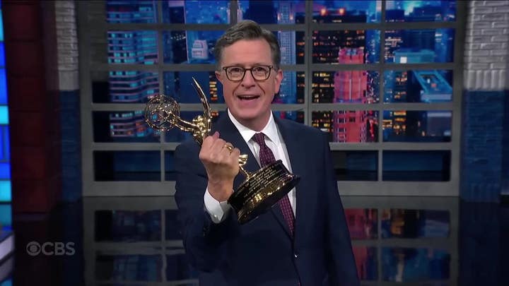 Stephen Colbert celebra el regreso de Jimmy Kimmel y ser el único «mártir» en la franja nocturna.