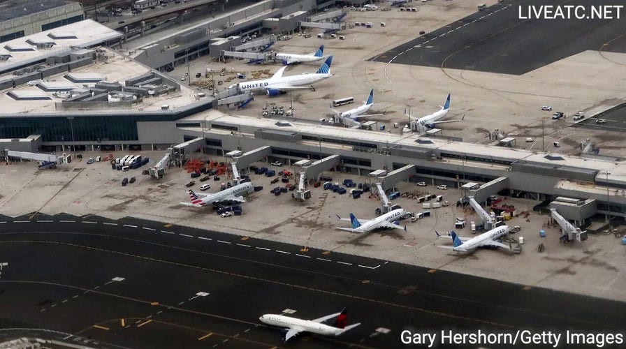 HEAR IT: Air traffic controllers react to FAA tech outage affecting Newark Airport in real time