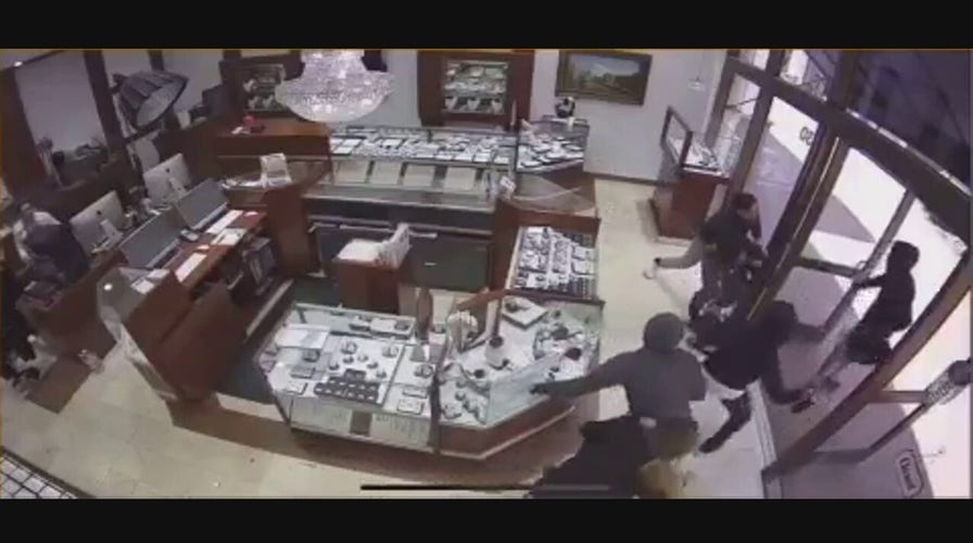 California jewelry store workers fight off smash and grab robbers 