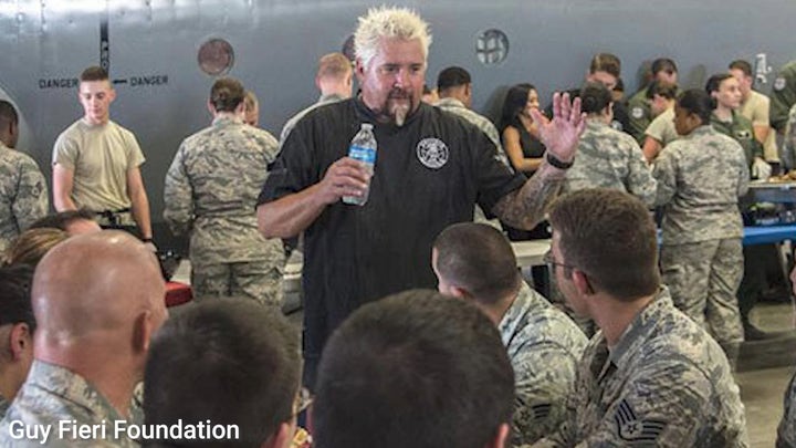 Guy Fieri dice que "no se hace lo suficiente" por los militares, veteranos y primeros intervinientes