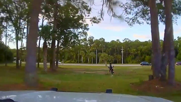 Un adolescente en moto de cross lleva a la policía a una persecución