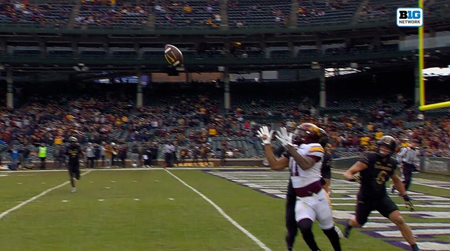 Javon Tracy catches a 28-yard walk  for his 3rd  TD of the game, Minnesota extends pb  implicit    Northwestern 