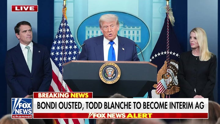 Trump elogia a Bondi como «amiga leal» tras su destitución