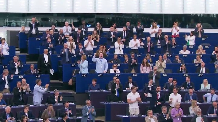 Estallan los cánticos de «¡Que se vayan!» tras la votación del Parlamento Europeo para acelerar las deportaciones de migrantes