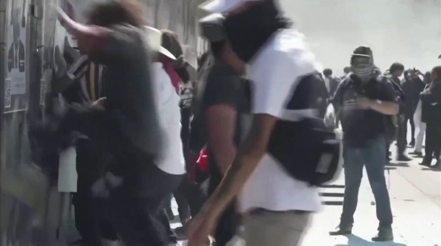 Rioters onslaught partition protecting National Palace successful Mexico City