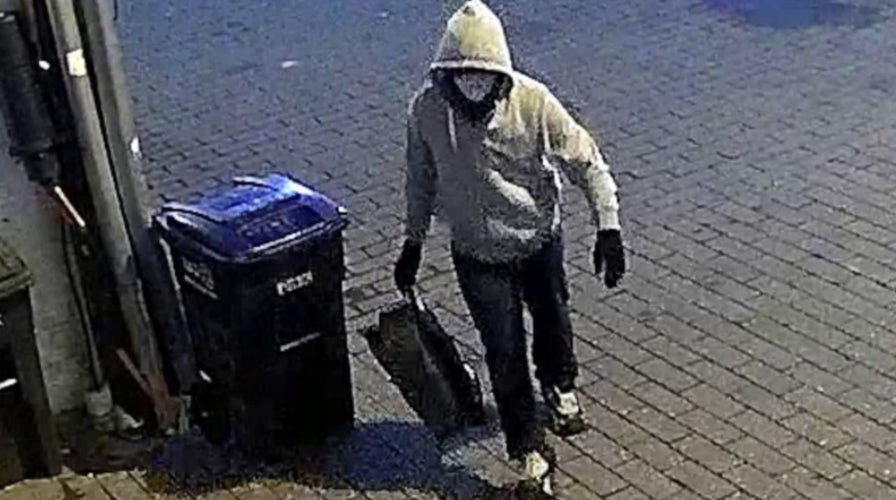 Nuevas preguntas rodeando el FBI ya que por fin publicaron la evidencia del atacante que colocó explosivos fuera de la sede del DNC y RNC hace 4 años.