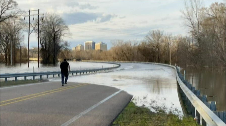 Mississippi man catches 'dinner' on flooded road