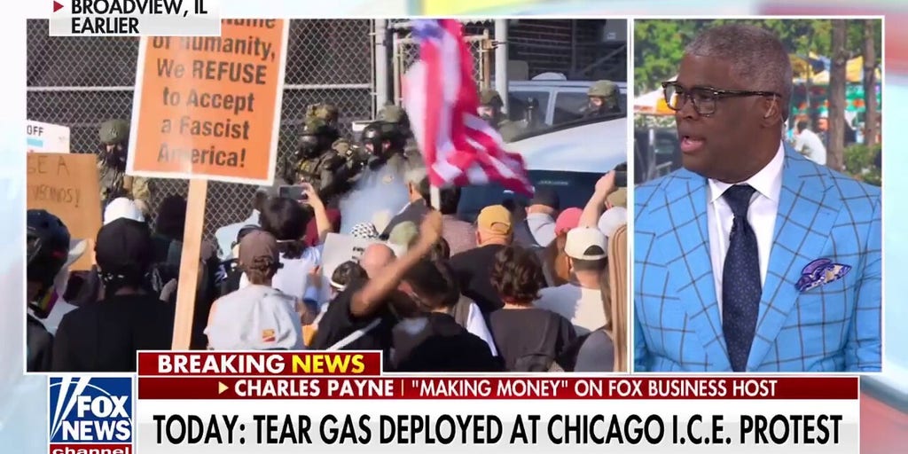 ICE deploys tear gas as Chicago protesters block vehicles