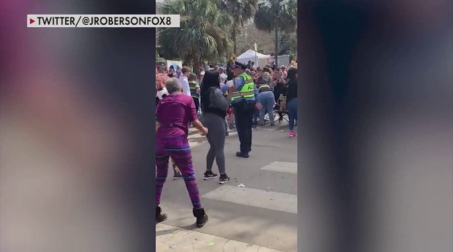 New Orleans police officer dances during Mardi Gras 2022