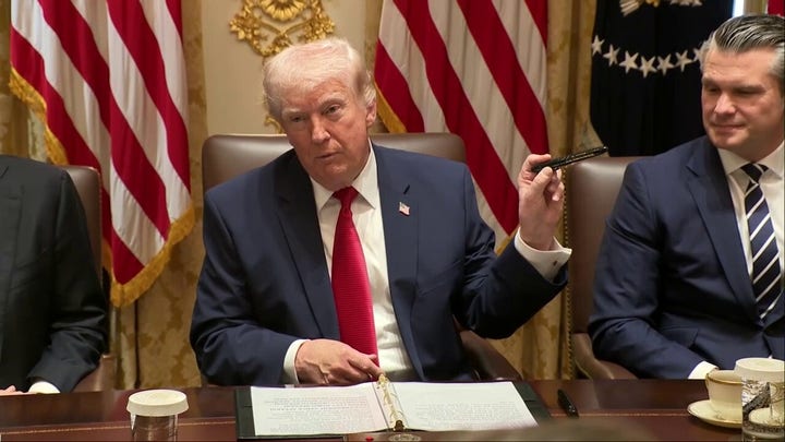Trump describes favorite White House pen in viral moment