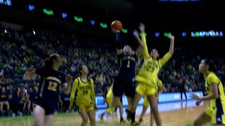 Olivia , Michigan, se dirige directamente hacia CLUTCH y consigue una canasta más tiro adicional, llevando el partido a la doble prórroga contra Oregón.