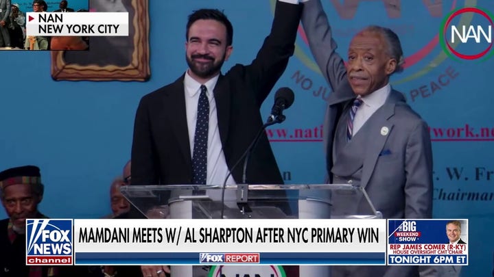 Mamdani se reúne con Al Sharpton tras la sorprendente victoria en las primarias a la alcaldía de Nueva York.