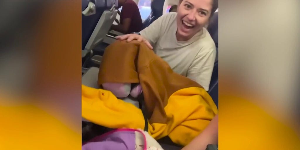 Traveling sisters attempt hilarious flight hack to keep middle seat open
