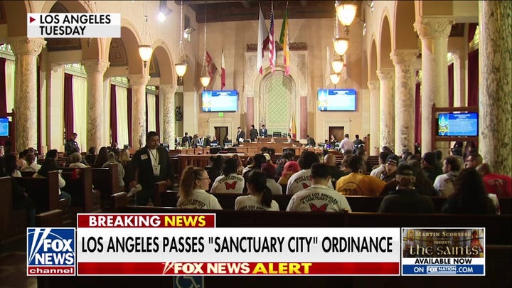 Las ciudades liberales y los gobernadores intensifican la oposición a las deportaciones de Trump
