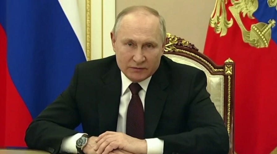Hannity calls for Russian Army to turn on 'tiny tyrant' Vladimir Putin