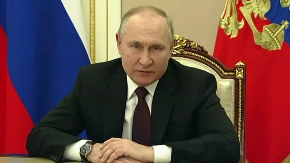 Hannity calls for Russian Army to turn on 'tiny tyrant' Vladimir Putin
