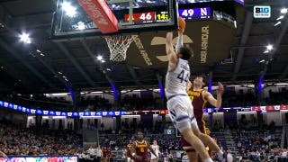 Northwestern’s Angelo Ciaravino THROWS DOWN alley-oop dunk vs. Minnesota