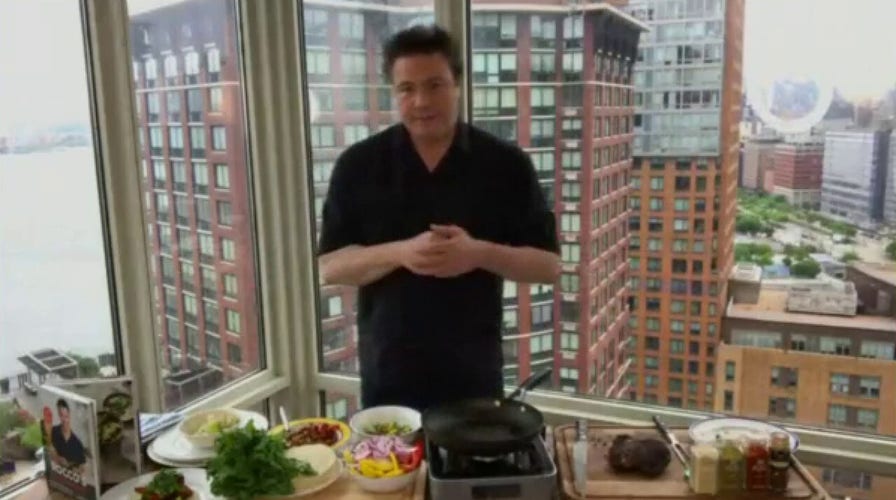 Chef Rocco DiSpirito cooks up steak fajitas and peppers with avocado mash