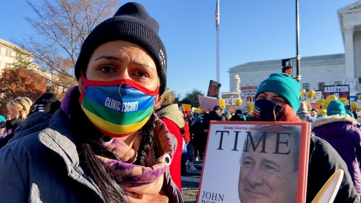 見る: Pro and anti-abortion activists protest outside Supreme Court