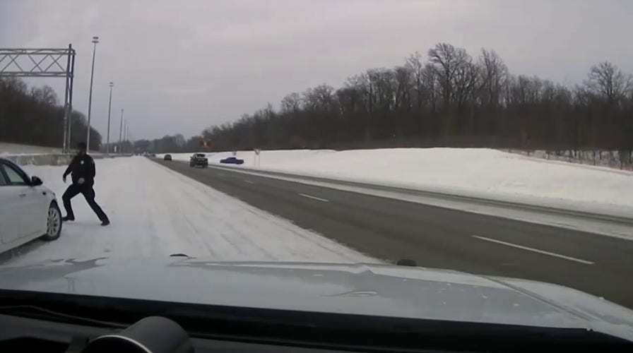 Ohio police officer avoids nearly being struck by oncoming truck Christmas morning